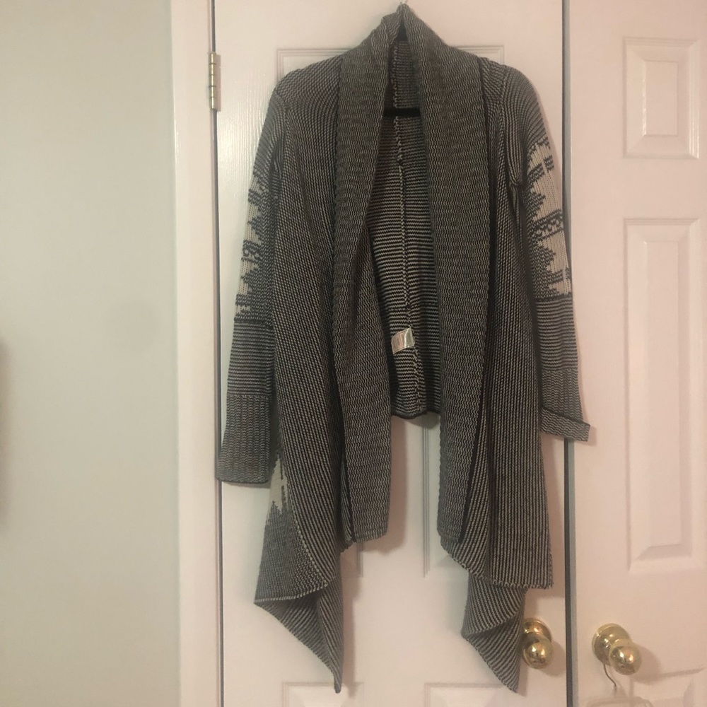 BB DAKOTA SWEATER CARDIGAN -SZ MEDIUM